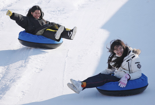 서울지역 아침 기온이 영하 7도를 기록하고 전국 아침 기온이 영하권에 머무른 16일 오전 서울 광진구 뚝섬 한강공원 눈썰매장을 찾은 학생들이 눈썰매를 즐기고 있다.      청소년·성인을 위한 대형 슬로프와 어린이용 소형 슬로프를 갖춘 뚝섬 눈썰매장은 이날부터 내년 2월 18일까지 주중·주말 오전 9시부터 오후 5시까지 운영된다.